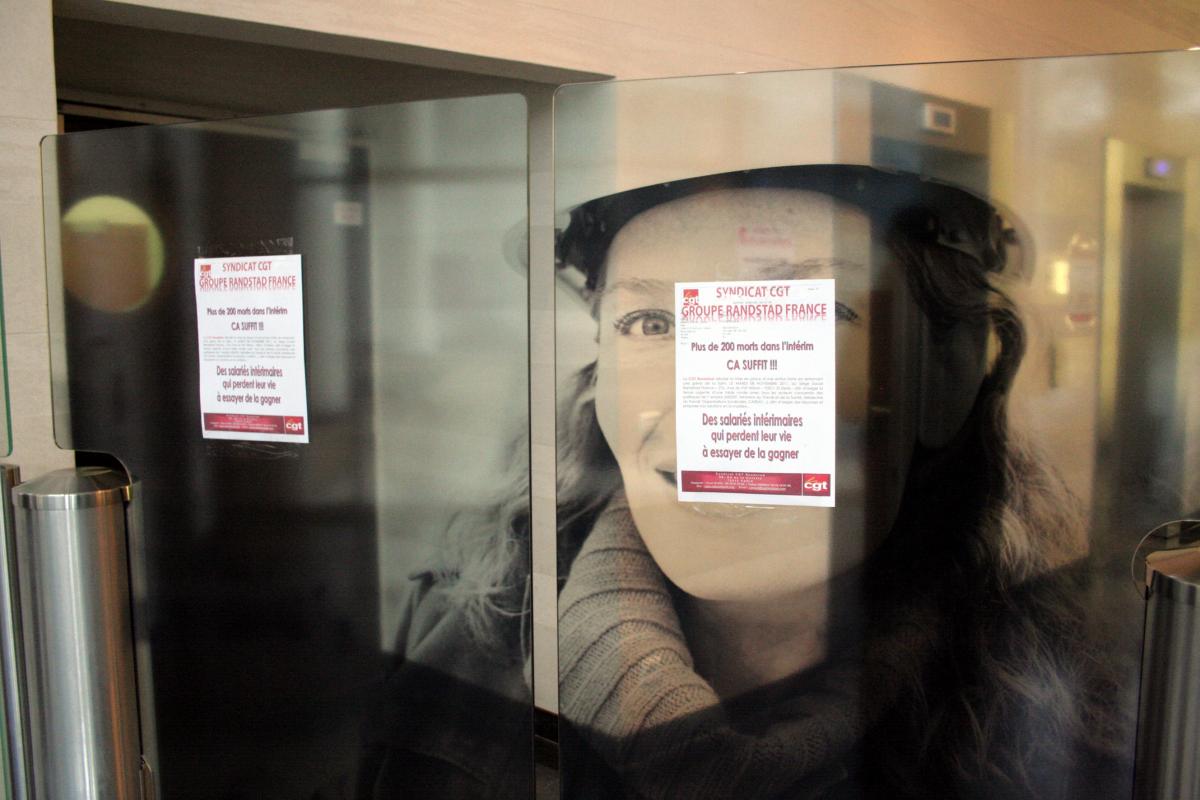 tracts de la CGT sur les vitrines du hall d'accueil
