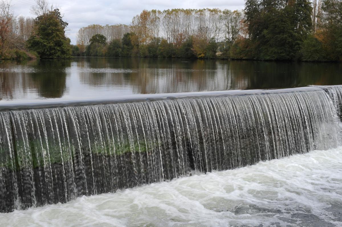 Barrage destiné à réguler le débit du cours d'eau Dordogne 29 octobre 2011
