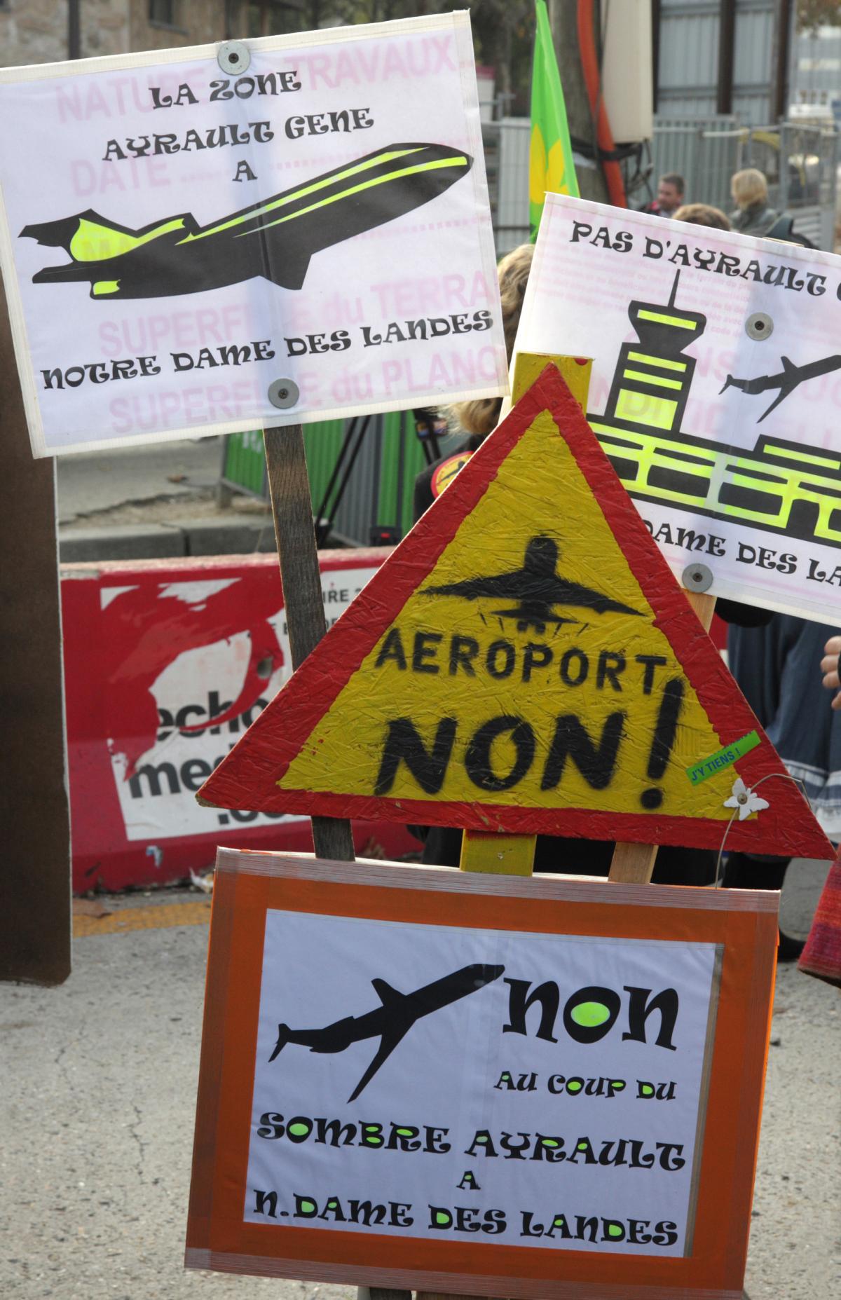 Pancartes contre l'aéroport