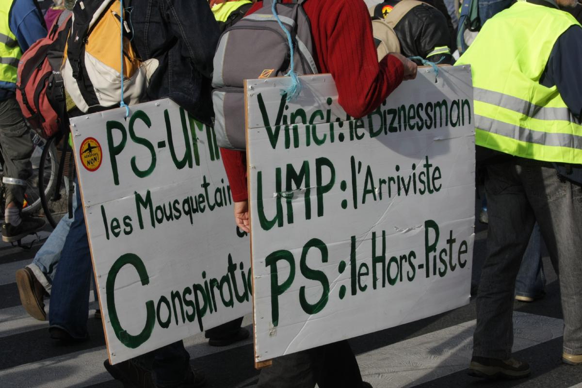Pancartes contre l'UMP, le PS et VINCI