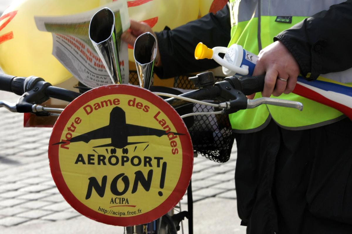 Pancarte sur vélo aéroport NON !