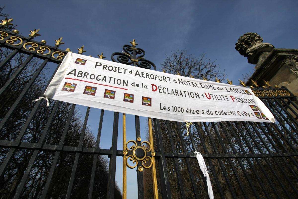 Banderole sur les grilles du Sénat