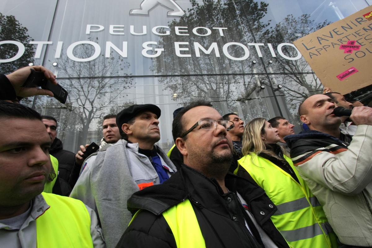 prise de parole devant le siège de PSA