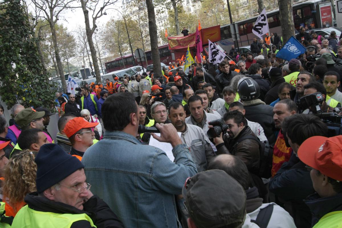 le rassemblement devant le siege de PSA au 75