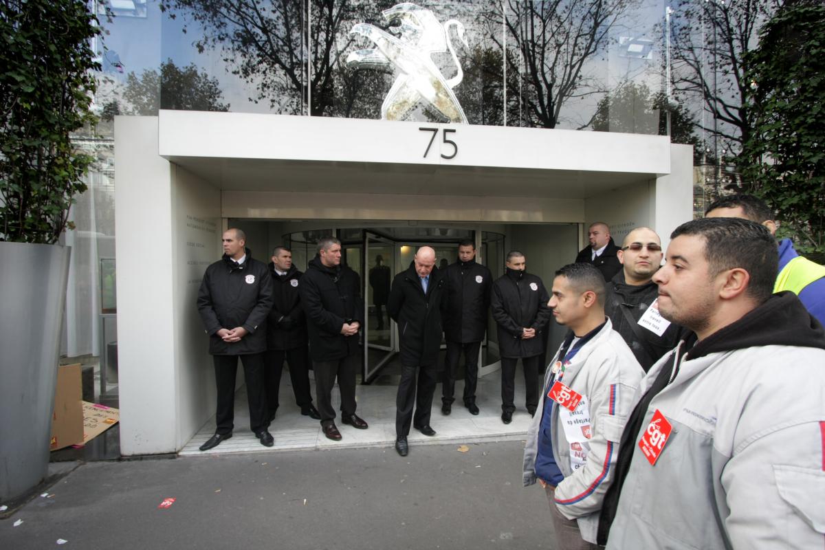 vigiles gardant le siège de PSA