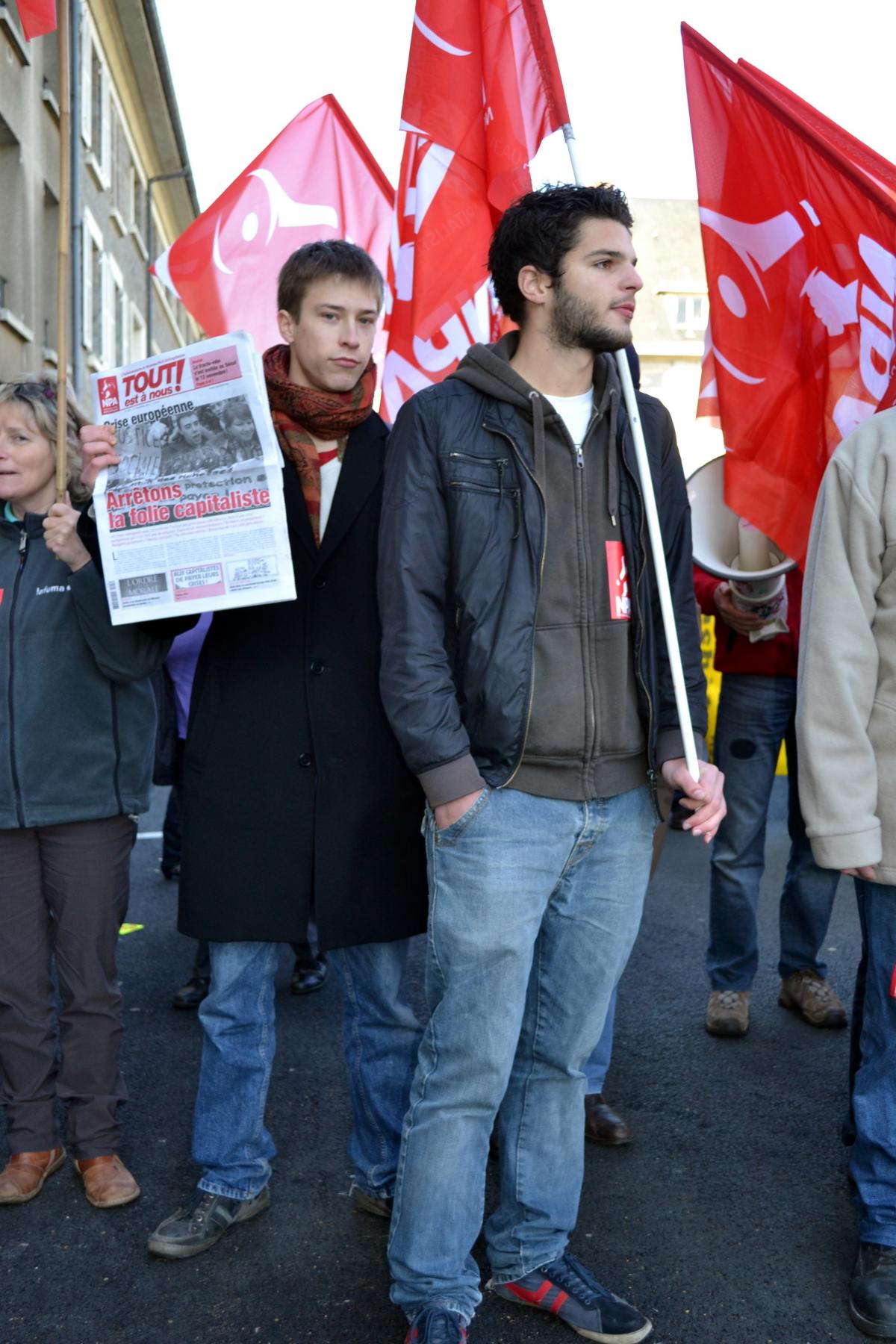 Jeunes du NPA avec journal Tout est à Nous