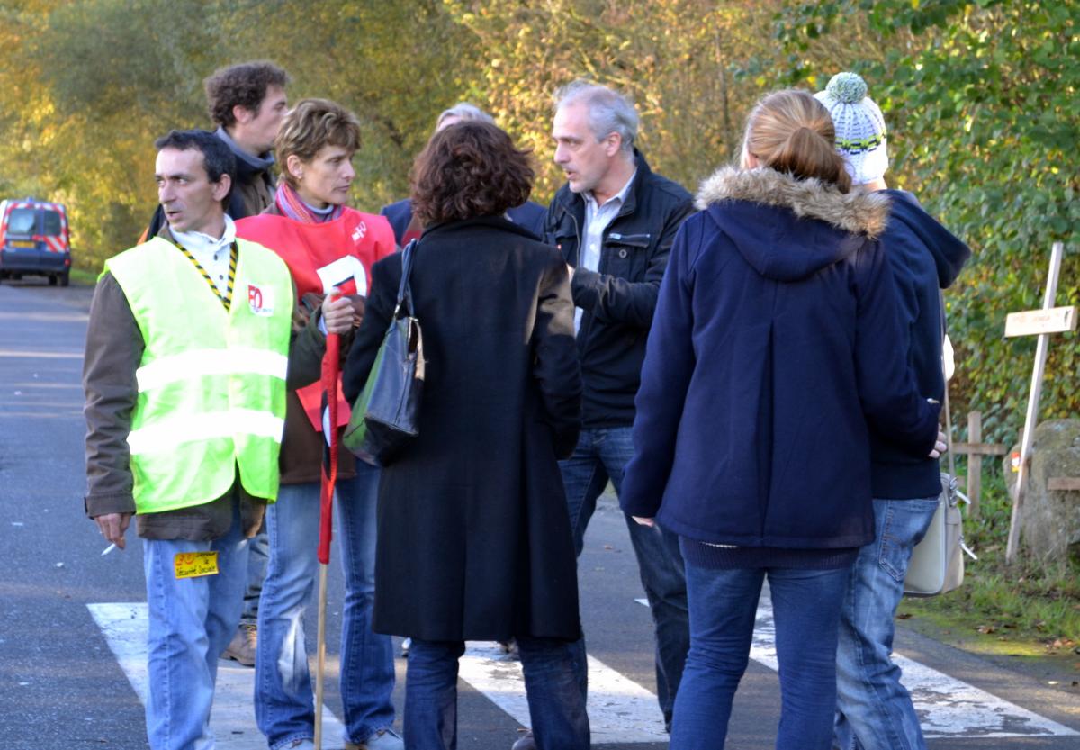 Philippe Poutou discutant avec les ouvriers
