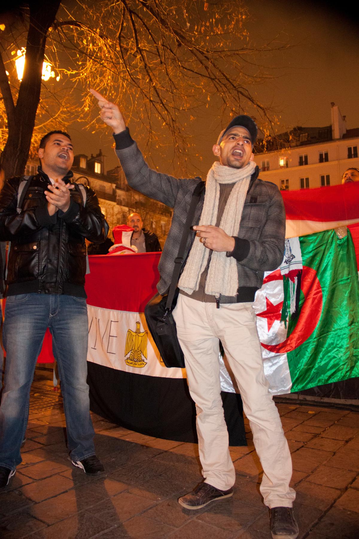 Drapeaux algériens, syriens, tunisiens, lybiens... cotoient le drapeau égyptien.