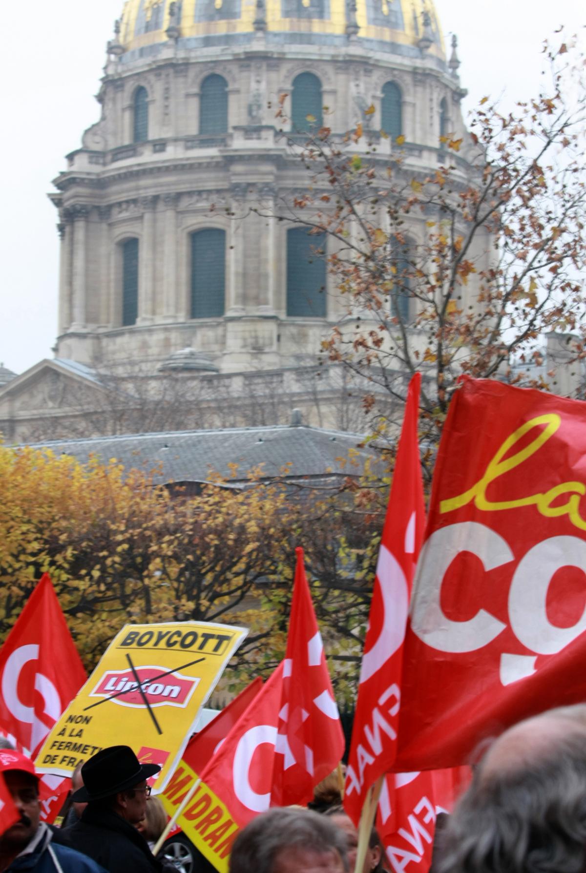 Les Fralib sur fond de la chapelle des Invalides