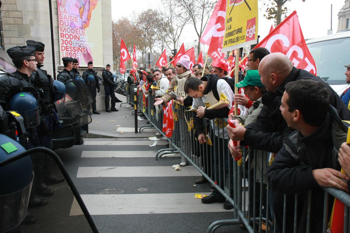 Face à face entre les Fralib et la police