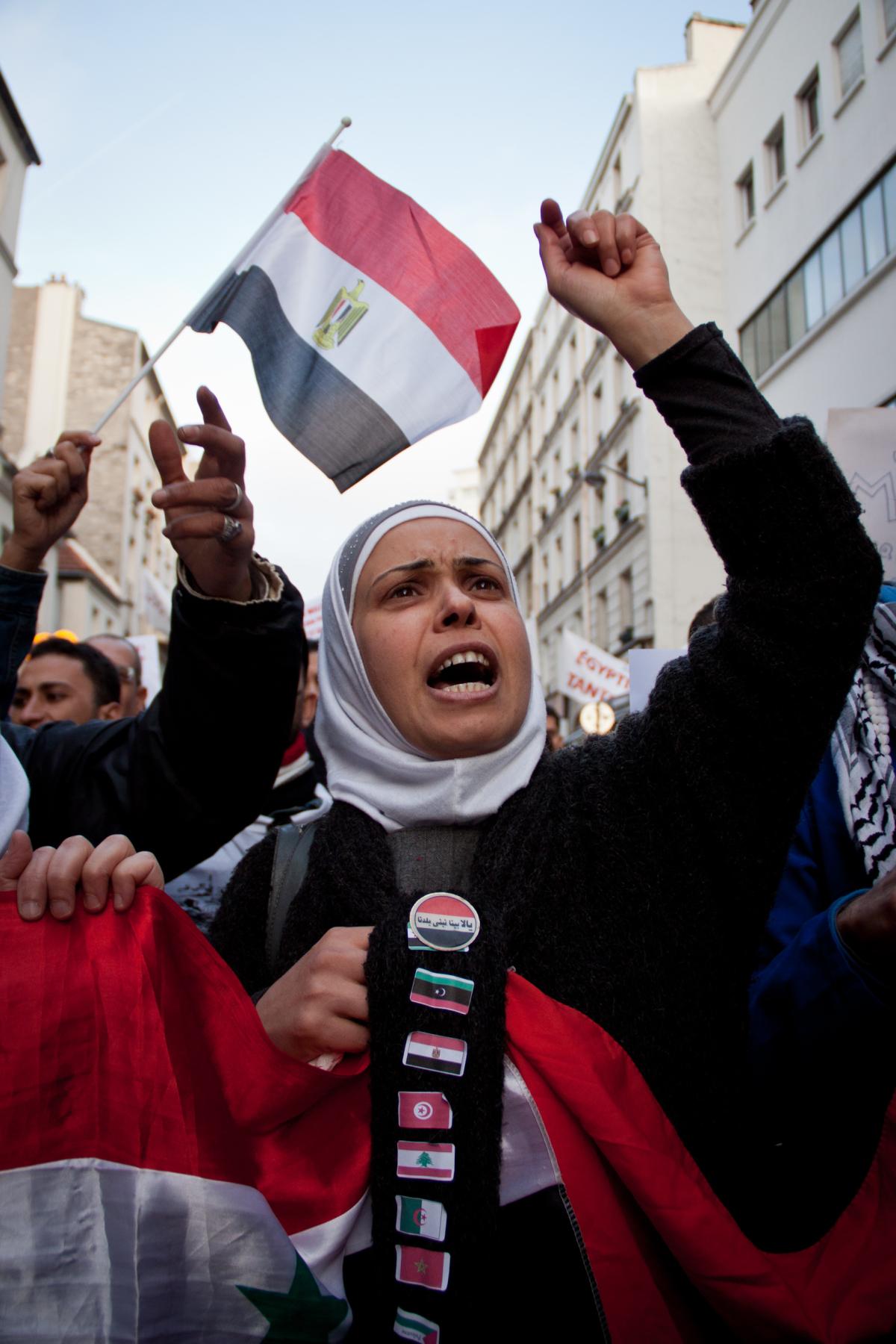 Manifestante et drapeau égyptien.