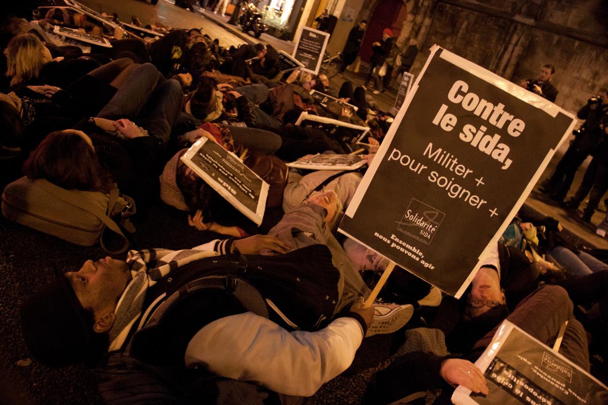 Die-in de Solidarité Sida dans une rue du quartier du Marais, très fréquenté par la communauté Gay.