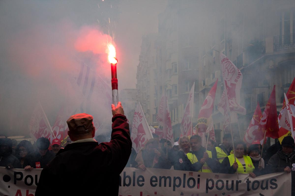 Fumigène devant la banderole de tête.