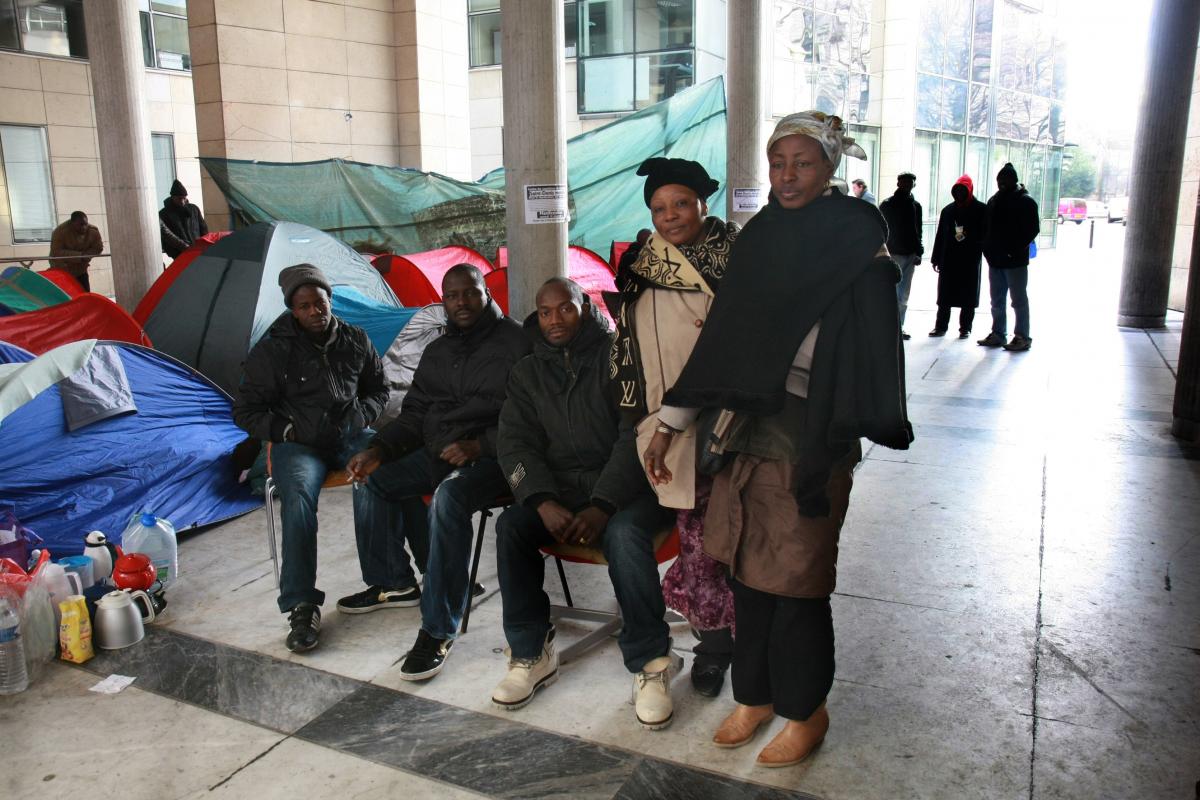 habitants expulsés du 76 Gabriel Péri devant leur campement
