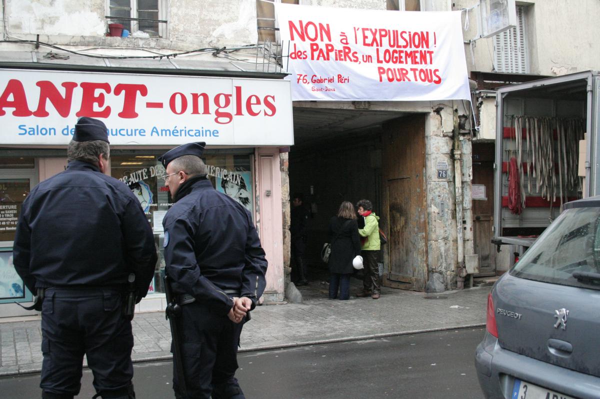 La police garde l'entrée du 76