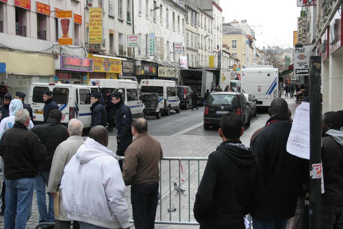 Au 4 rues la population regarde la police opérer