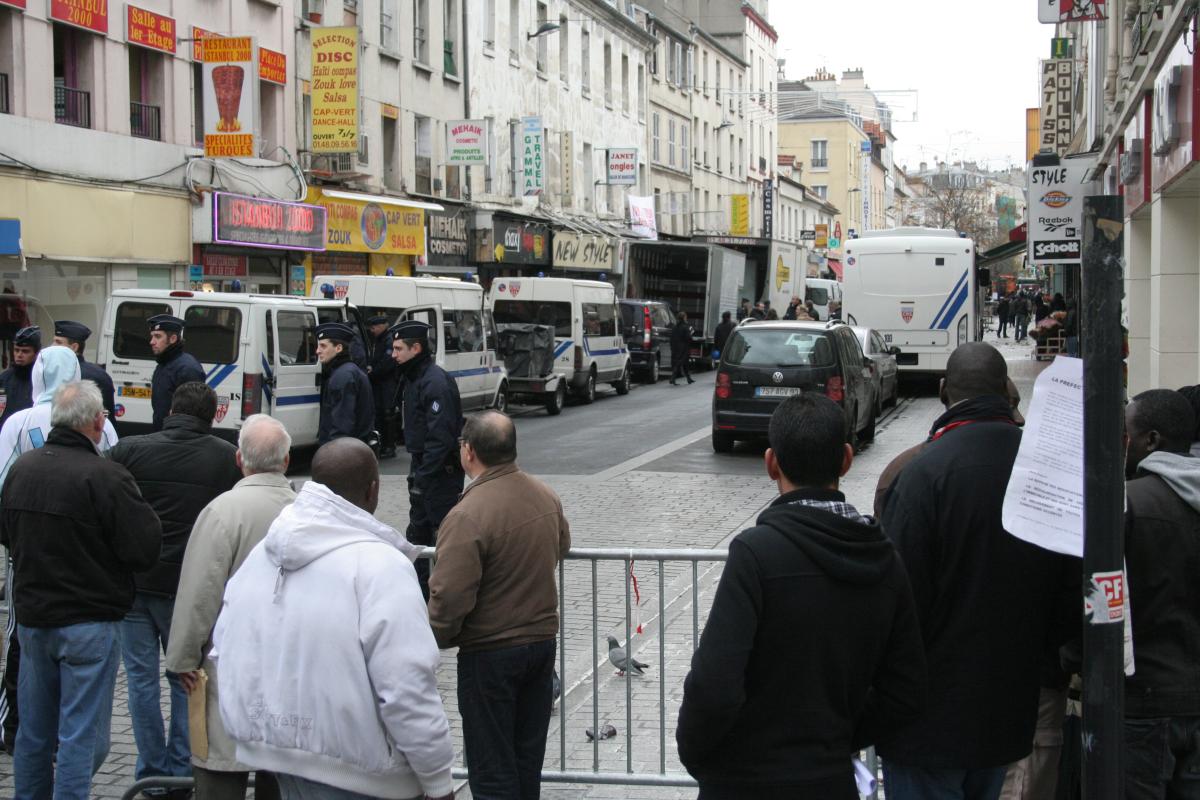 Au 4 rues la population regarde la police opérer