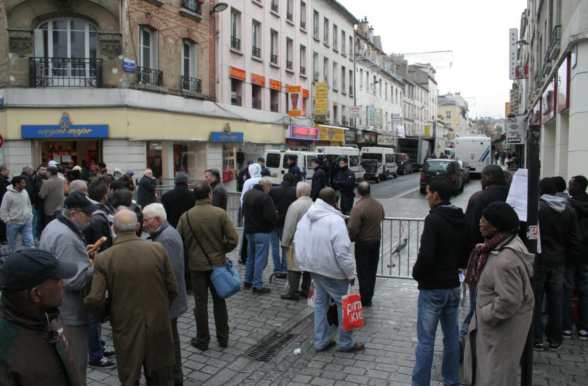Au 4 rues la population regarde la police opérer