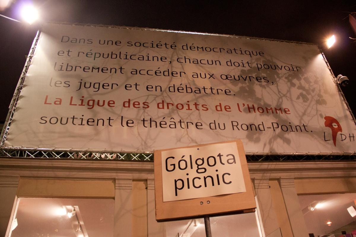Calicot de la LDH en soutien au théâtre du Rond-Point.