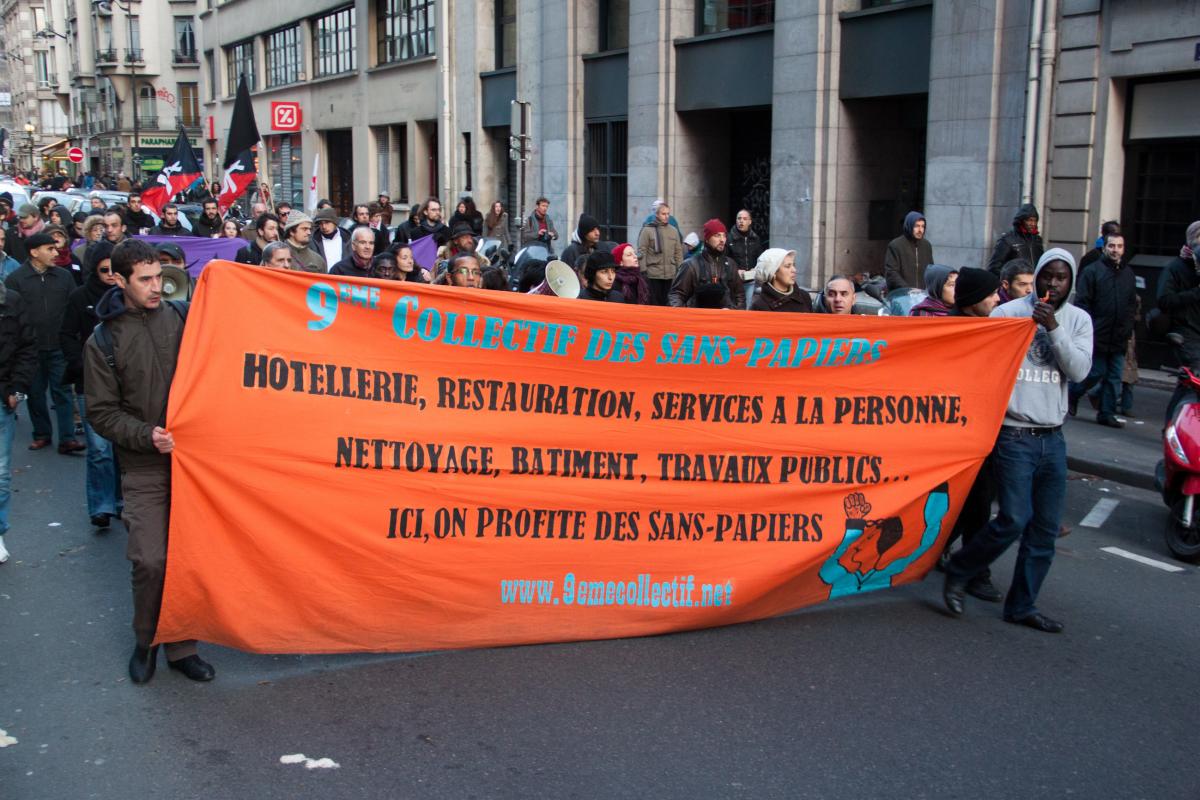 Banderole du 9ème collectif de sans-papiers.