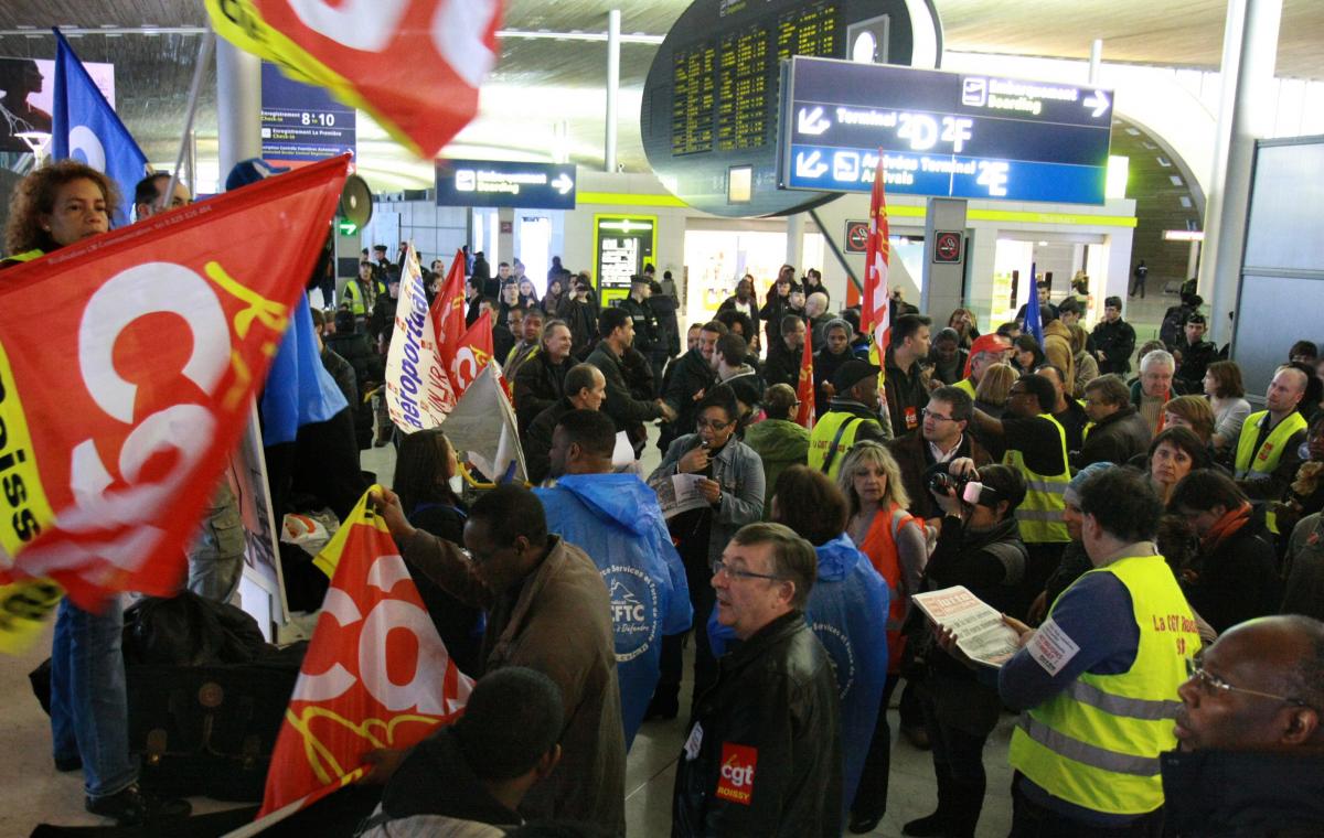 Rassemblement des grévistes dans le terminal E à Roissy