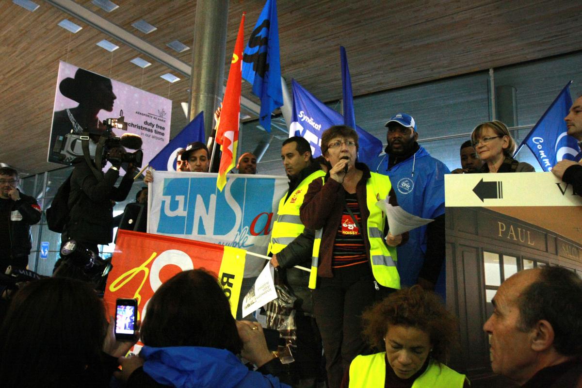 Meeting des grévistes dans le terminal E à Roissy