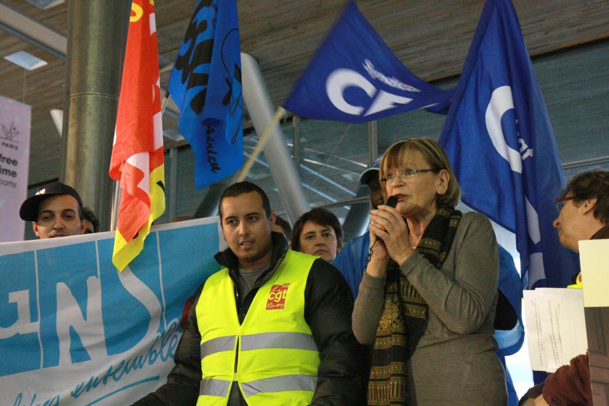 Marie George Buffet lors du meeting des grévistes dans le terminal E à Roissy