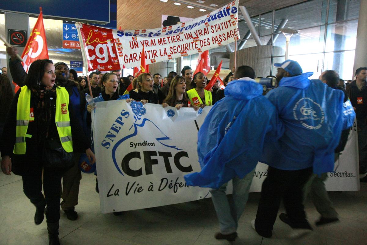 Les grévistes partent en manifestation dans l'aérogare