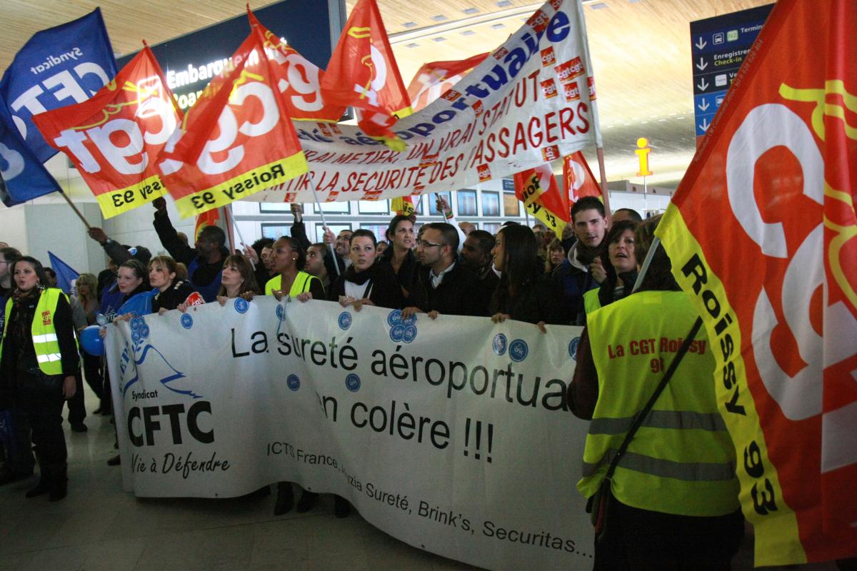 Les grévistes partent en manifestation dans l'aérogare