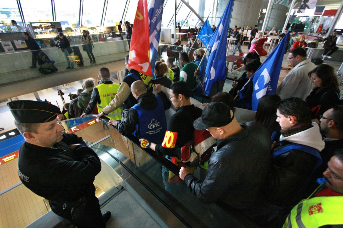manifestation dans l'aérogare sous l'oeil de la police