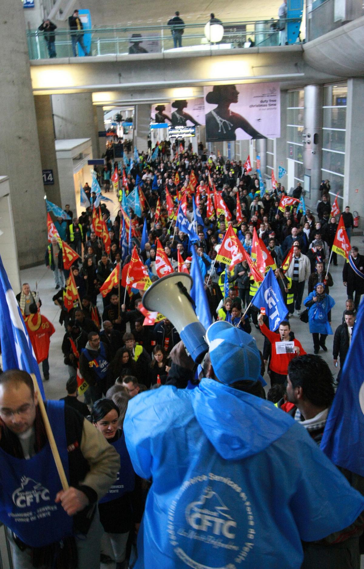 La manifestation dans l'aérogare