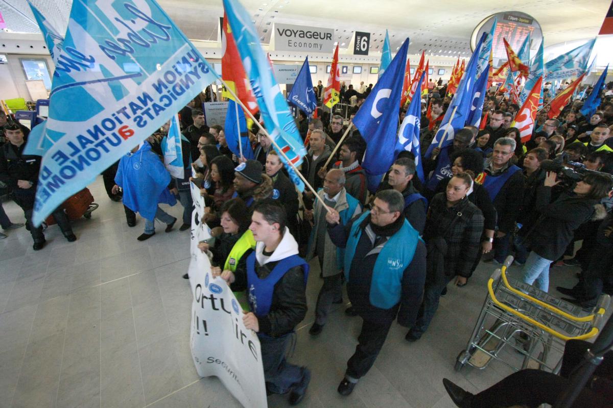 La manifestation dans l'aérogare