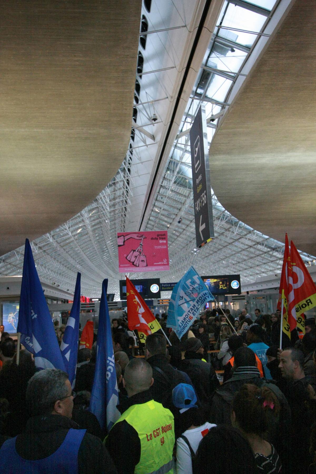 La manifestation dans l'aérogare