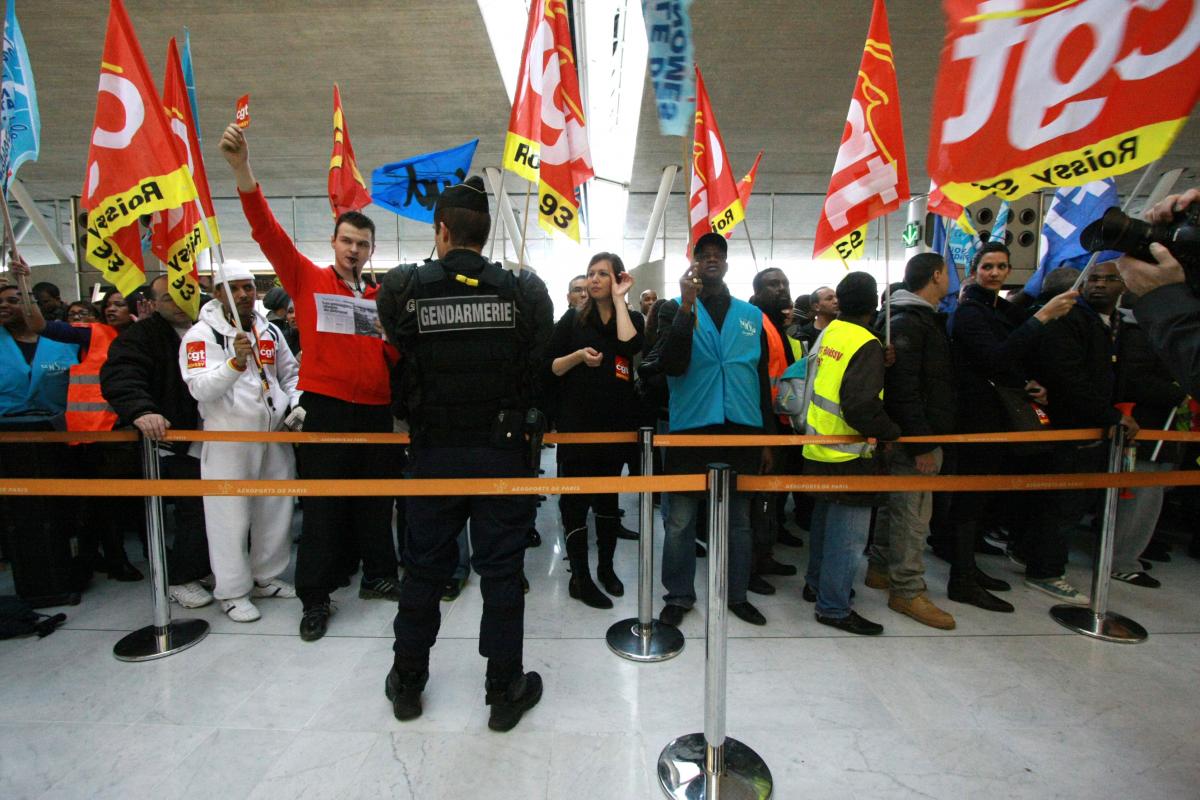La manifestation dans l'aérogare sous l'oeil de la police
