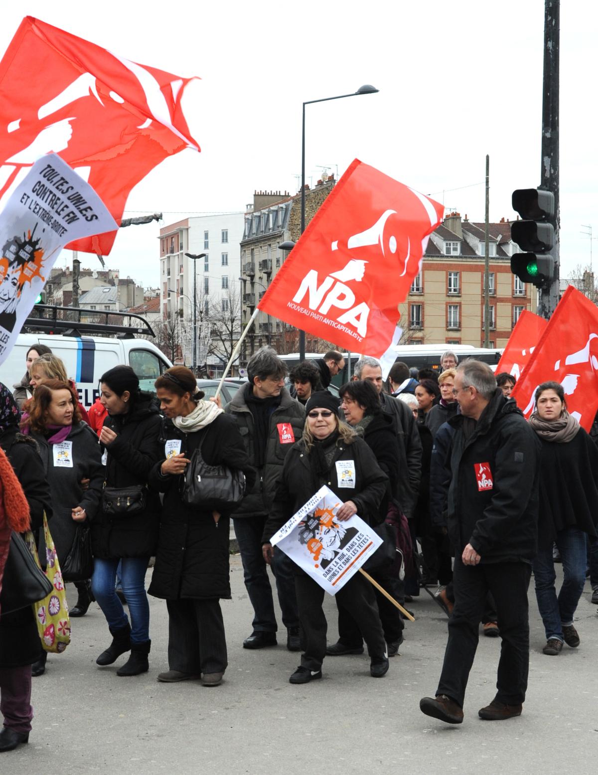 Drapeau du Npa manifestation contre le Front National