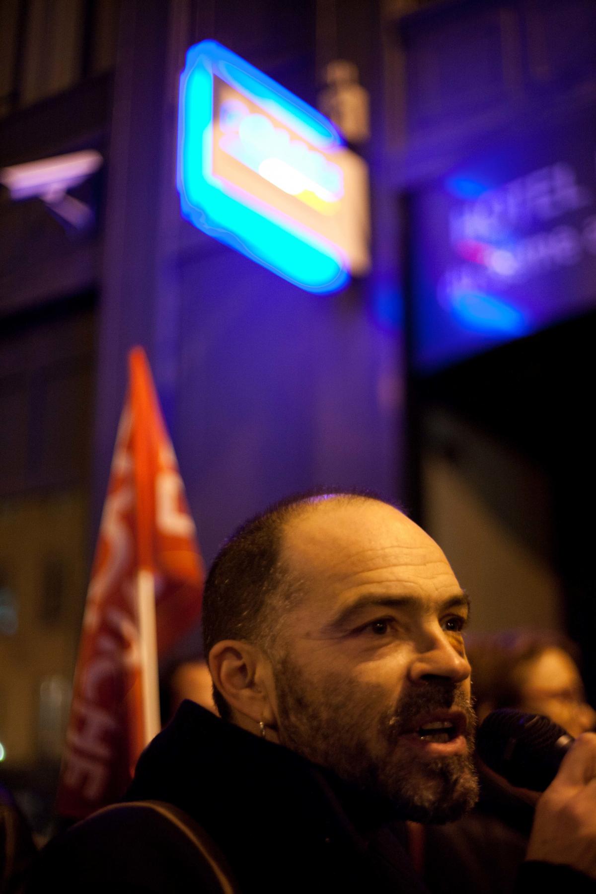 Denis Godard prenant la parole devant le commissariat.