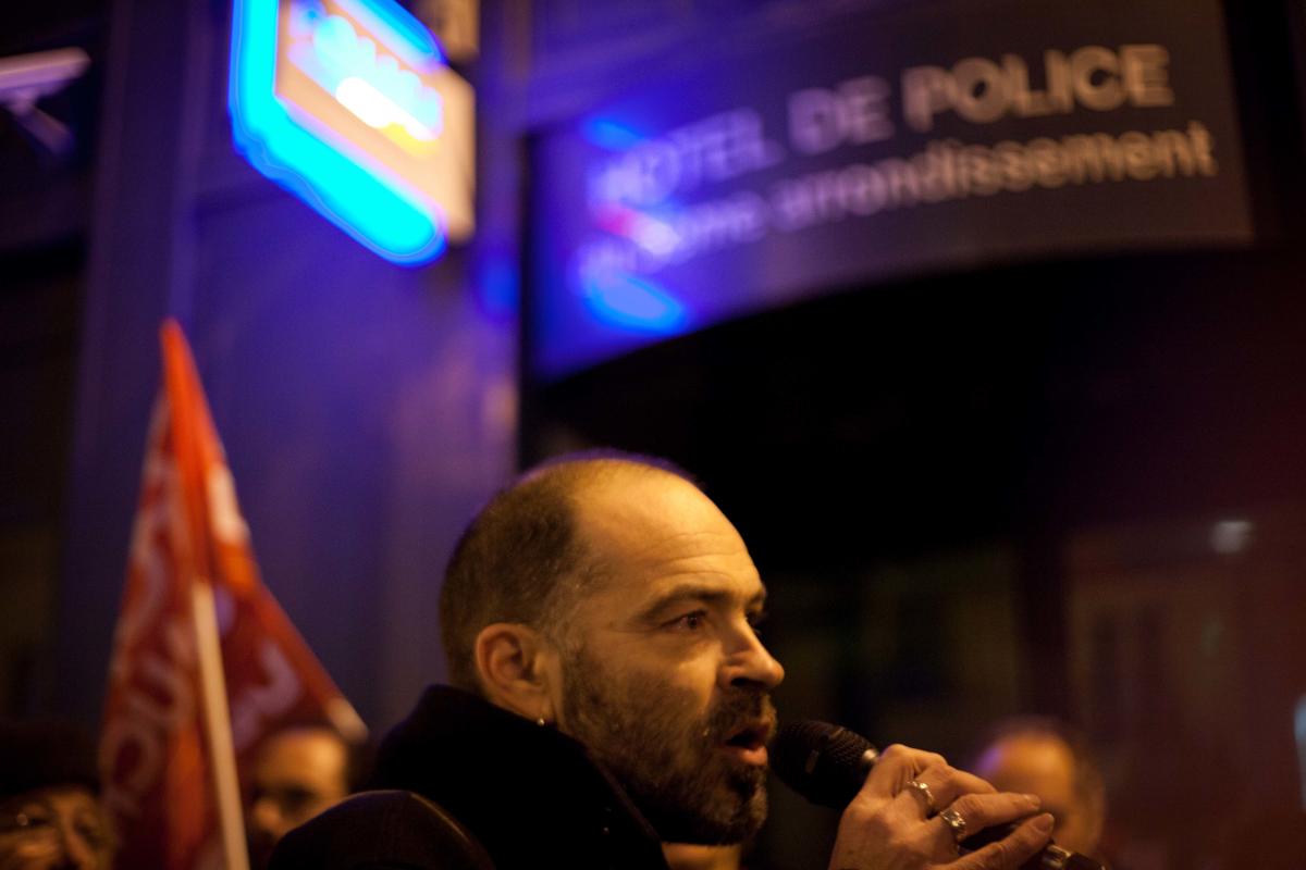 Denis Godard prenant la parole devant le commissariat.