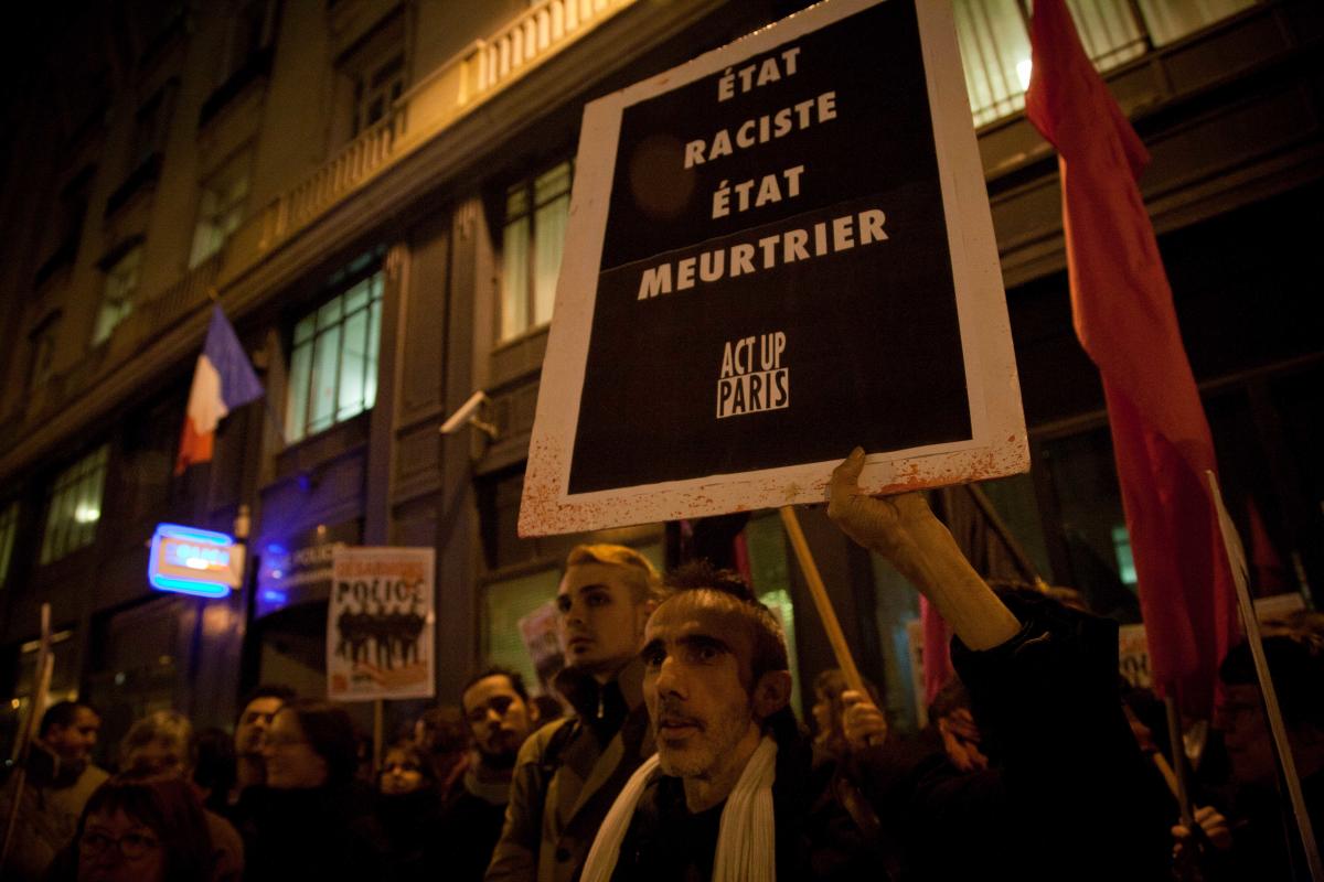 Fred Navarro, président d'Act Up Paris, brandissant une pancarte