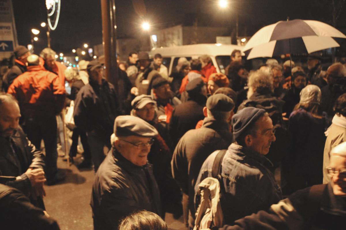 5h50 début du rassemblement pour tenter d'empêcher l'expulsion et protéger les Roms.