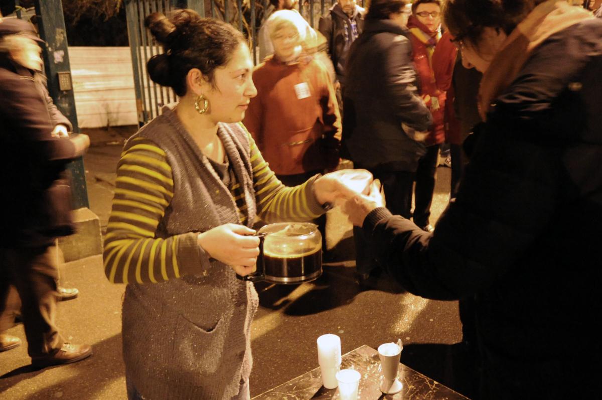 5h47 Roumaine accueillant avec du café les manifestants