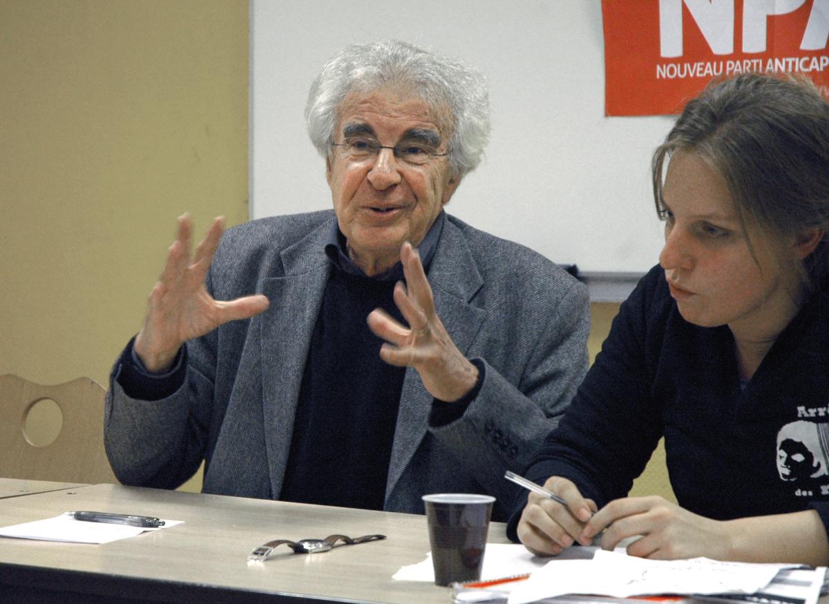 introduction au débat avec une militante du comité Npa du 11em arondissement Paris et Alain Krivine.
