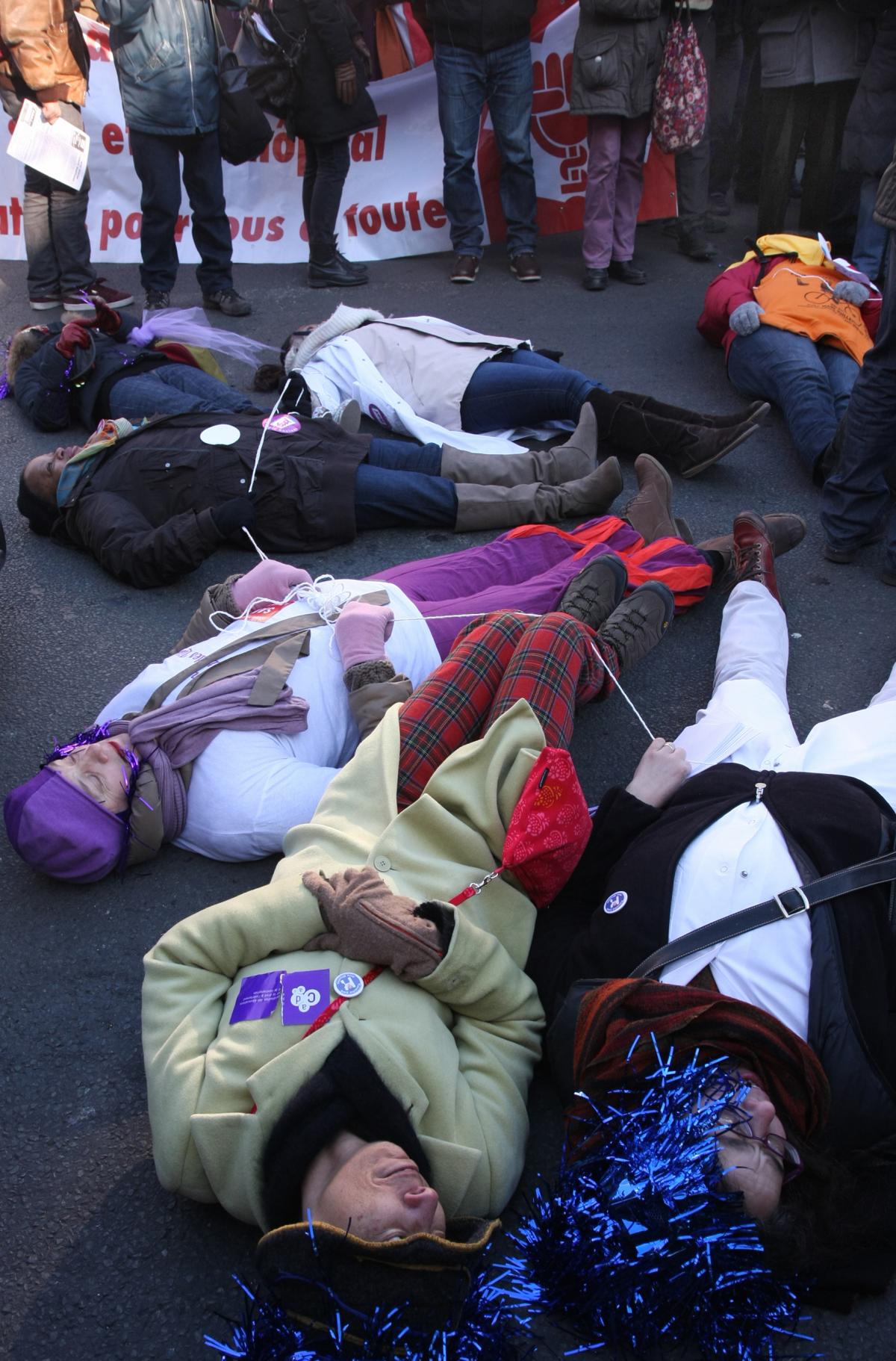 des manifestantes se couchent sur la rue