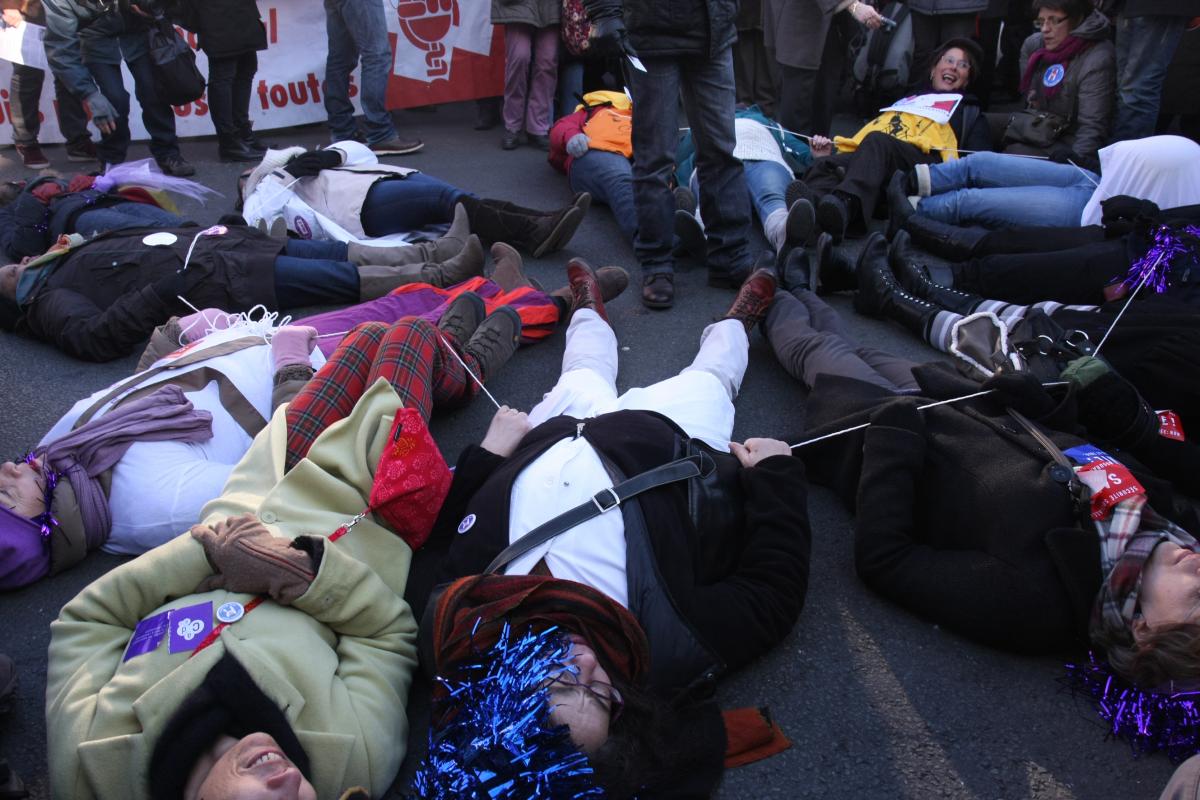 des manifestantes se couchent sur la rue