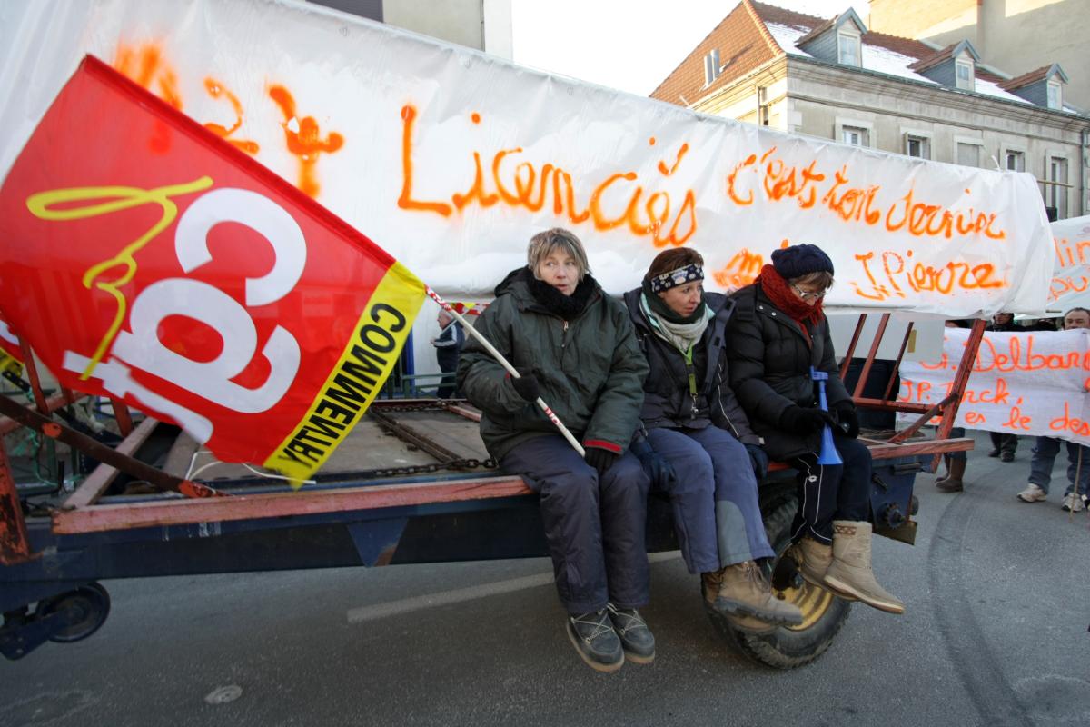 3 salariées drapeau CGT Commentry banderole 124 licenciements