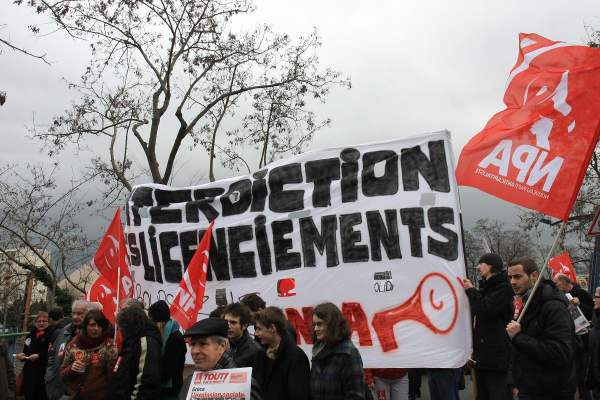 cortège du NPA avec banderole interdiction des licenciements