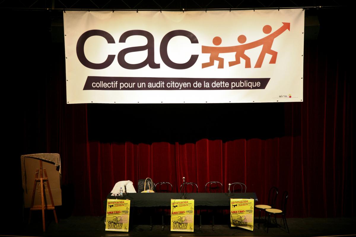 Tribune avant le début du meeting.