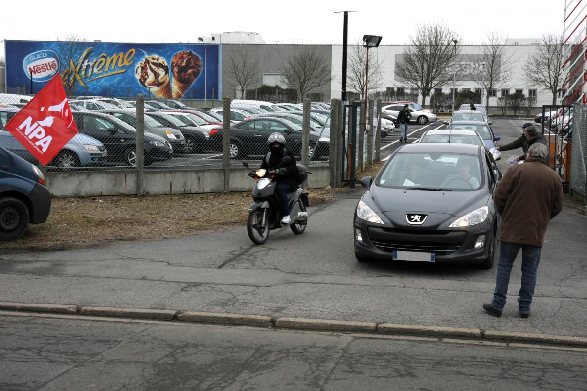 Diffusion de tracts devant Nestlé