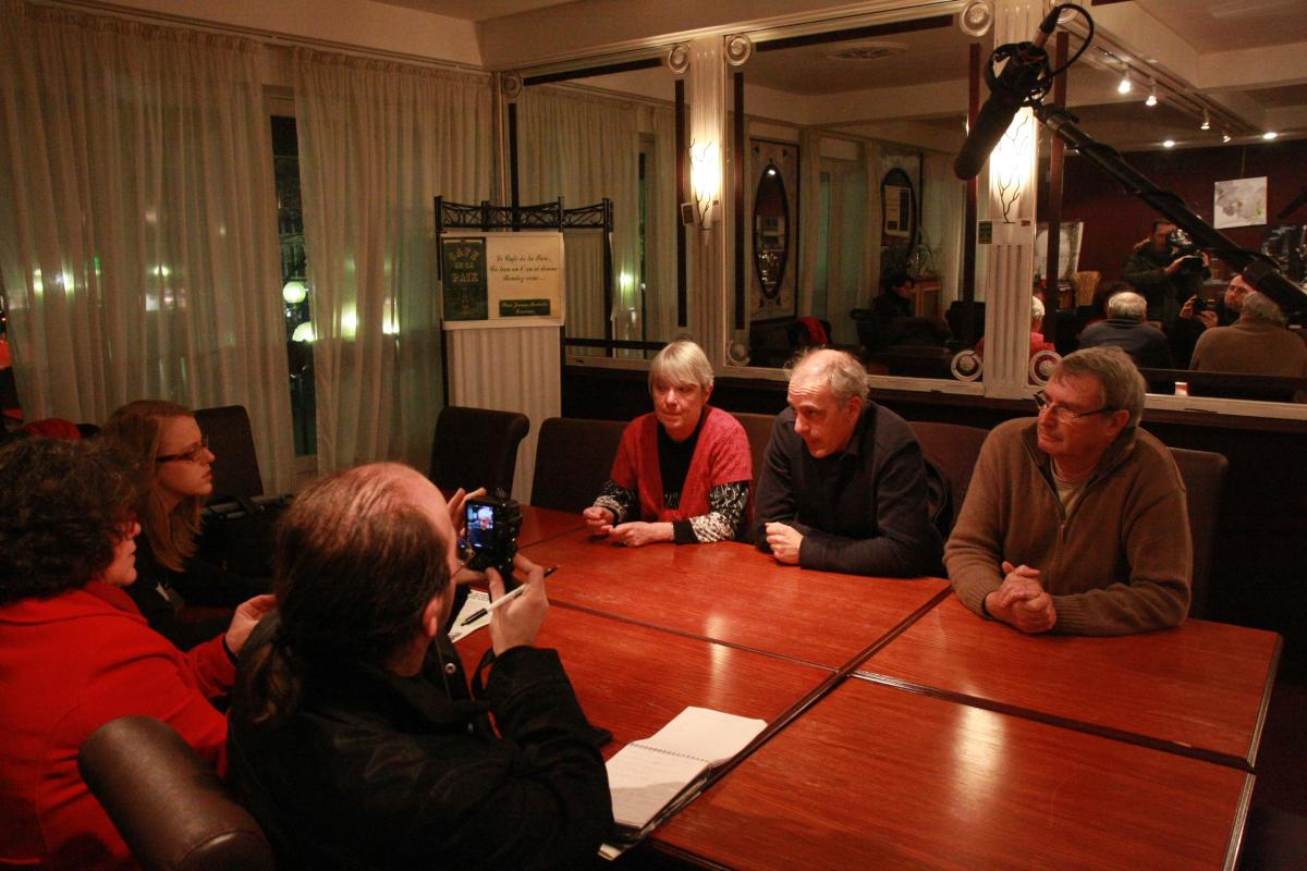 Conférence de presse au café de la paix place Jeanne Hachette