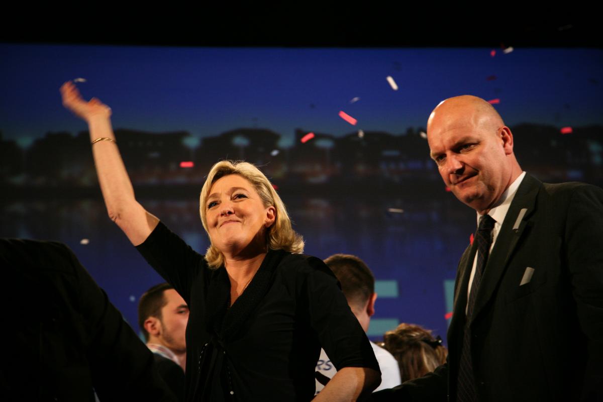 Marine Le Pen et son garde du corps.