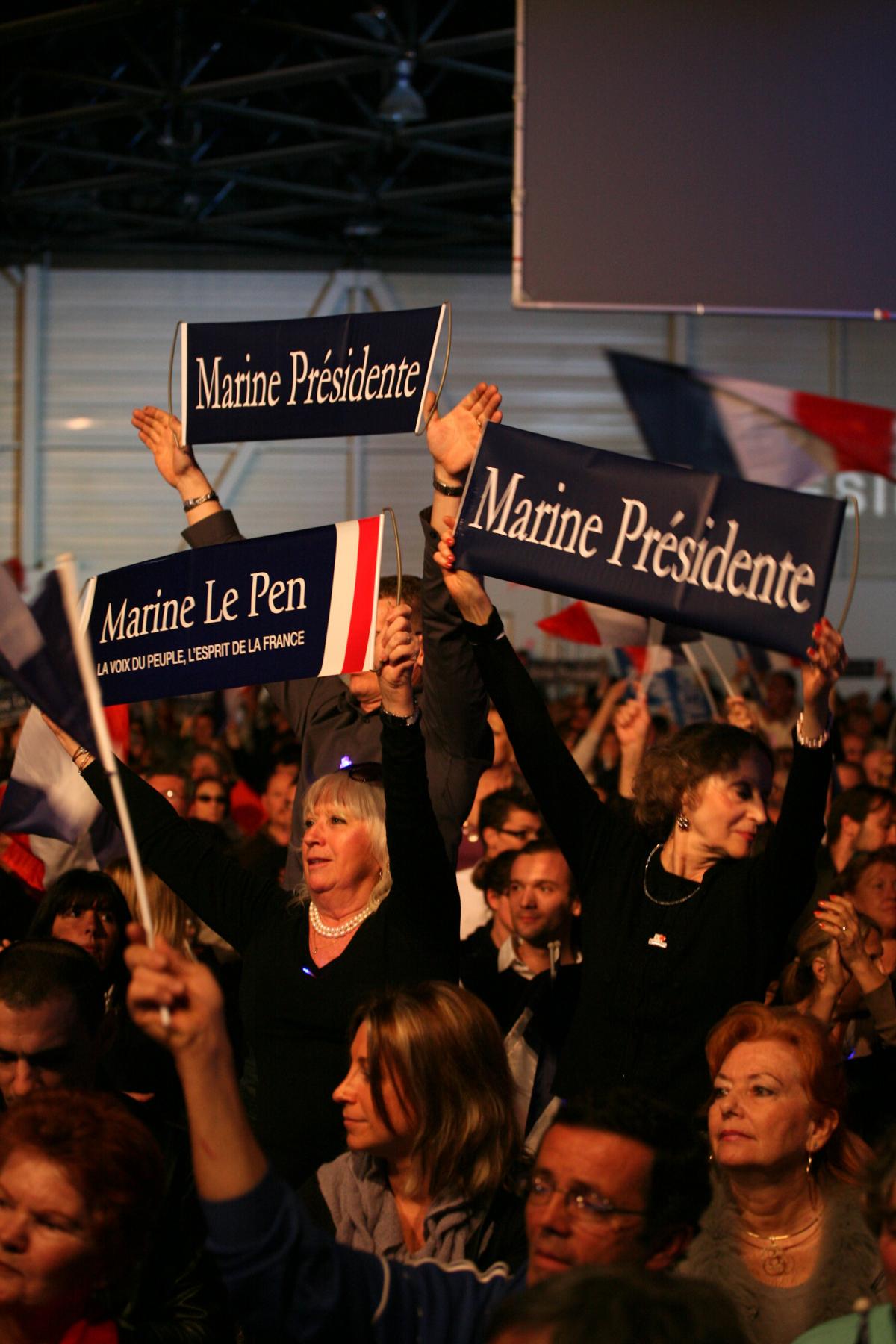 Spectateurs brandissant des pancartes